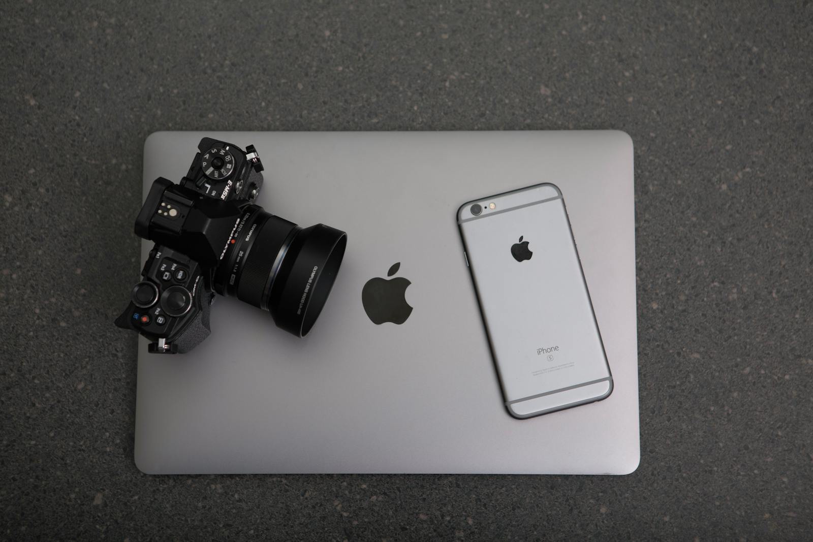 OpenAI recrute le designer de l’iPhone pour son premier produit IA